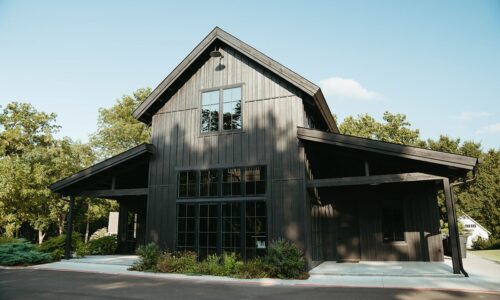 spain ranch black barn 01